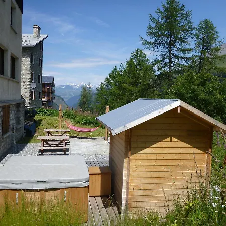 Chalet Les Melezes Bed & Breakfast *